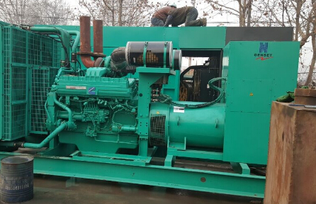 靖边发电机组如何判断水冷式机油散热器内部是否需要清洗？